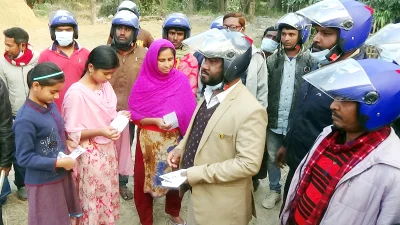 মাথায় হেমলেট নিয়ে নির্বাচনি প্রচারণা। ছবি: ইত্তেফাক