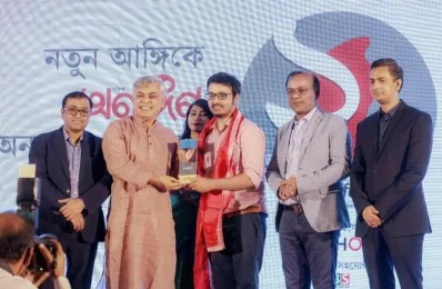 অন্যদিন সাহিত্য পুরষ্কার গ্রহণ করার সময়