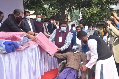 কম্বল বিতরণ করছেন যুবলীগ চেয়ারম্যান শেখ ফজলে শামস্ পরশ।