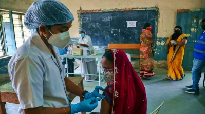 ভ্যাকসিন দেওয়া হচ্ছে