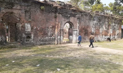  সংস্কারের অভাবে বিলীনের পথে বাড়িটি। 