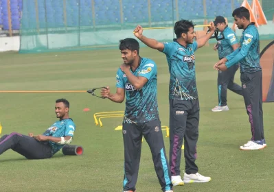 প্রস্তুত হচ্ছেন মিরাজ-শরীফুলরা। আজ দিনের প্রথম ম্যাচেই খুলনা টাইগার্সের বিরুদ্ধে খেলবে স্বাগতিক চট্টগ্রাম চ্যালেঞ্জার্স&mdash;চট্টগ্রাম অফিস
