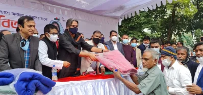কম্বল বিতরণ করছেন যুবলীগ চেয়ারম্যান শেখ ফজলে শামস্ পরশ।