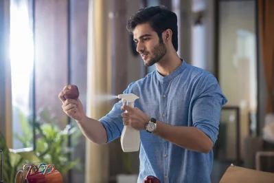  বাইরে থেকে যা-ই বাড়িতে আসুক না কেন, ভালো করে স্যানিটাইজ করে তবেই বাড়িতে ঢোকান 