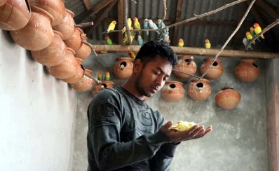 নিজ খামারে পাখি হাতে হুমায়ুন কবির
