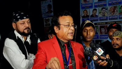 সাংবাদিকদের সাথে কথা বলছেন প্রধান নির্বাচন কমিশনার পীরজাদা শহীদুল হারুন।