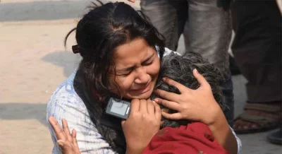 ভাইয়ের মৃত্যুতে কান্নায় ভেঙে পড়েন বোন। ছবি: আজাহার উদ্দিন।
