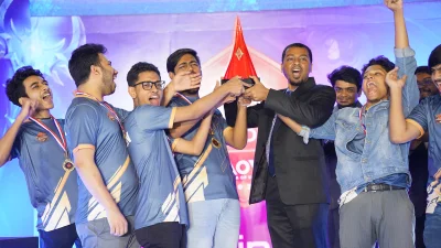 ক্রেস্ট হাতে ওরিয়েন্টাল ফিনিক্স।
