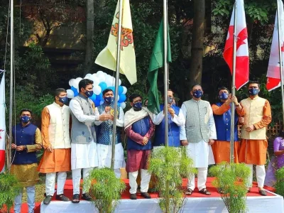 পতাকা উত্তোলনের মধ্য দিয়ে সম্মেলনের উদ্বোধন করছেন অতিথিরা। ছবি: এমএইচ রনি