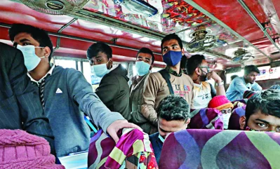 নিশেধাজ্ঞা থাকলেও দাঁড়িয়েও যাত্রী নেয় বাসগুলো