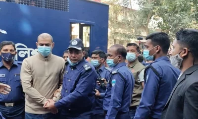 আদালতে সিনাহা হত্যা মামলার প্রধান আসামি ওসি প্রদীপকে নেওয়া হচ্ছে। ছবি- ইত্তেফাক