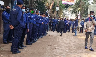 আদালতপাড়ায় কঠোর নিরাপত্তা বলয়। ছবি- ইত্তেফাক