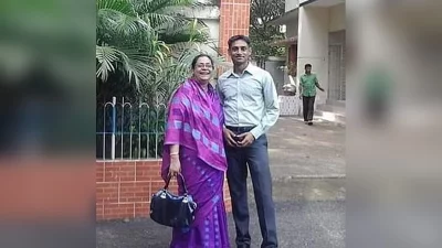 মা নাসিমা আক্তারের সঙ্গে সিনহা। ছবি: সংগৃহীত