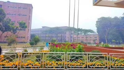 প্রশাসনিক ভবনের চত্বরে বাগান