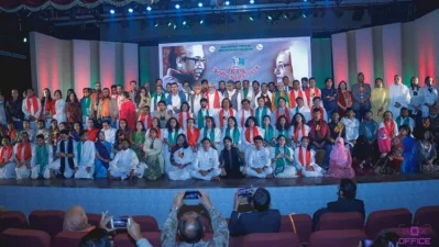 সমাপনী অনুষ্ঠানে আবৃতিশিল্পীরা। ছবি: ইত্তেফাক