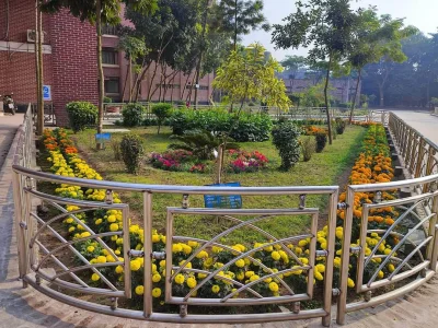 ওয়াজেদ মিয়া একাডেমিক ভবনের সামনে ফুলের বাগান