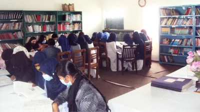হাজী ওয়াহেদ- মরিয়ম কলেজে অধ্যনরত শীক্ষার্থীরা।