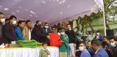 শীতবস্ত্র বিতরণ করছেন যুবলীগ চেয়ারম্যান। ছবি: ইত্তেফাক