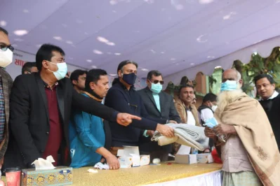 দুস্থদের মধ্যে শীতবস্ত্র বিতরণ করছেন যুবলীগ চেয়ারম্যান। ছবি: ইত্তেফাক
