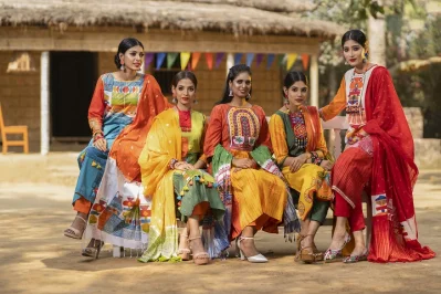 চাপা রঙের মেয়েদের পোশাকে গাঢ় হলুদের ছোঁয়া থাকতে পারে। চাইলে সবুজ বা কমলা রঙের পোশাকও পরতে পারেন