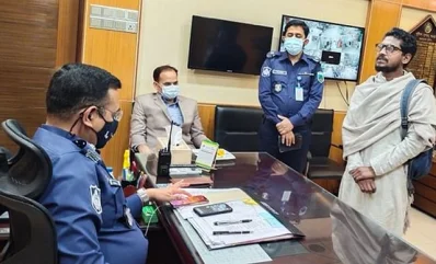 আলমগীর হোসাইনকে নিজ কার্যালয়ে ডেকে কথা বলেন বগুড়ার পুলিশ সুপার সুদীপ কুমার চক্রবর্ত্তী। ছবি: সংগৃহীত
