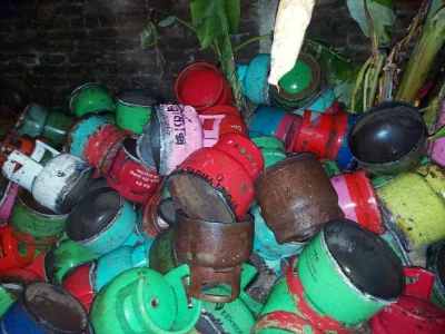 বিভিন্ন জায়গা থেকে সংগ্রহ করা খালি সিলিন্ডার এভাবে কেটে ফেলা হচ্ছে। ছবি: সংগৃহীত