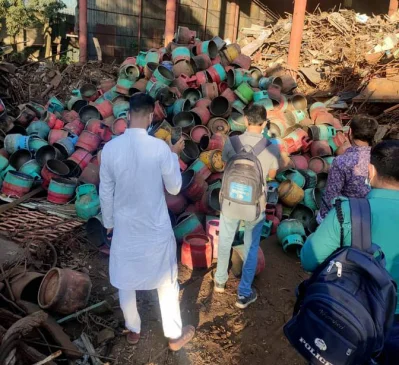 একটি স্টিল মিলের সামনে বিভিন্ন প্রতিষ্ঠানের তৈরি এলপিজি সিলিন্ডারের টুকরা দেখতে পান প্রতিষ্ঠানগুলোর প্রতিনিধিরা। ছবি: সংগৃহীত