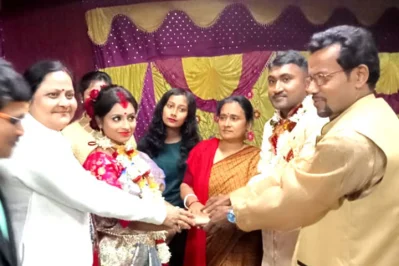 করোনাভাইরাসের বিধি মেনেই ধুমধাম করে সম্পন্ন হয় শুভ্রা-মধুর বিয়ে