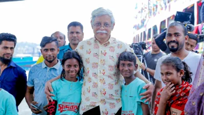 শিশুদের সঙ্গে জাফর ইকবাল। ছবি: সংগৃহীত