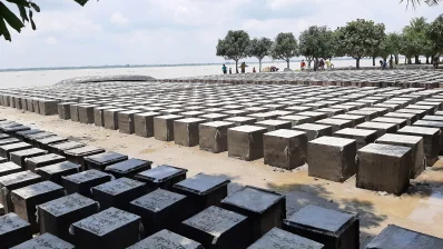 বাঁধের জন্য তৈরি করে রাখা ব্লক। ছবি: ইত্তেফাক