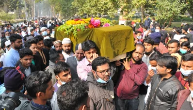হিমেলের মরদেহের ময়নাতদন্ত শেষে বিশ্ববিদ্যালয় কেন্দ্রীয় মসজিদ প্রাঙ্গণে আনা হয়।