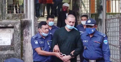 ওসি প্রদীপ কুমার দাশকে আদালতে নেওয়া হচ্ছে। 