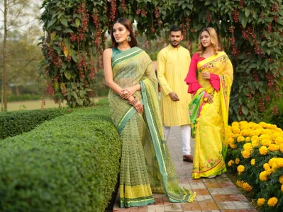 লিনেন, কটন, সিল্ক, ভয়েল কাপড়ে ফুলেল ও জ্যামিতিক মোটিফে পোশাকগুলোর ডিজাইন করা হয়েছে