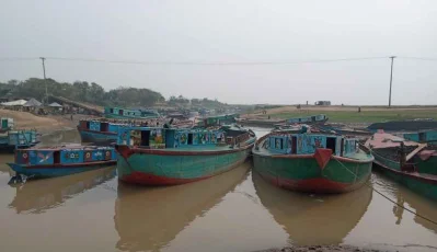পাটলাই নদীতে নাব্য সংকটে তীব্র নৌজট।