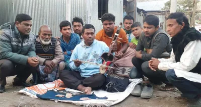 গান পরিবেশন করছেন সুনীল চন্দ্র রায়।