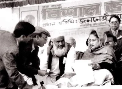 প্রধানমন্ত্রী শেখ হাসিনার পাশে বসা অধ্যক্ষ মো. মতিউর রহমান 