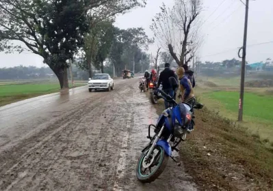 কাদা মাটিতে পিচ্ছিল সড়ক।