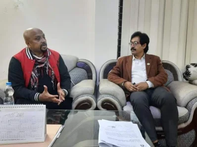প্রফেসর ড. সৌমিত্র শেখরের সঙ্গে আলাপচারিতায় নায়ক রুবেল। ছবি: সংগৃহীত
