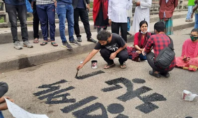 হঠাৎ রামপুরা ব্রিজে শিক্ষার্থীদের অবস্থান। ছবি-সংগৃহীত 