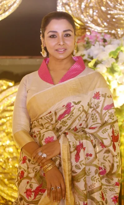 শাড়ির সঙ্গে মিলিয়ে চোখে গাঢ় রঙ-এর শ্যাডো লাগিয়ে নিতে পারেন। চোখের নিচে কাজল দিতে ভুলবেন না 