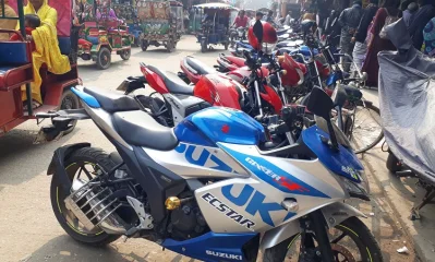 রাস্তার উপর অবৈধ মোটর সাইকেল পার্কিং।