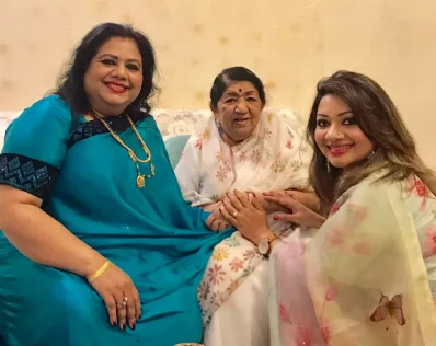 রুনা লায়লা, লতা মঙ্গেশকর ও আখিঁ আলমগীর। ছবি: সংগৃহীত