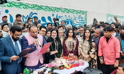 নতুন সভাপতি ইলিয়াস কাঞ্চনকে শপথ বাক্য পাঠ করান বিদায়ী সভাপতি মিশা সওদাগর। ছবি: সংগৃহীত
