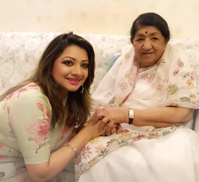 আখিঁ আলমগীর ও লতা মঙ্গেশকর। ছবি: ফেসবুক