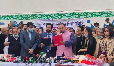 নিপুণসহ তার প্যানেলের বিজয়ীরা শপথ গ্রহণে উপস্থিত মিশা সওদাগর। ছবি: সংগৃহীত