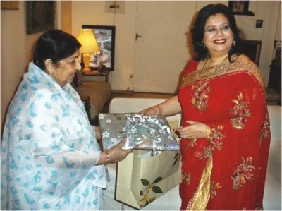 লতা মঙ্গেশকরের  কাছ থেকে উপহার নিচ্ছেন রুনা লায়লা 