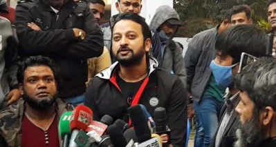 এফডিসিতে চলচ্চিত্রের ১৮ সংগঠনের নেতাকর্মীদের জরুরি বৈঠক শেষে কথা বলেন সাইমন সাদিক। ছবি: সংগৃহীত