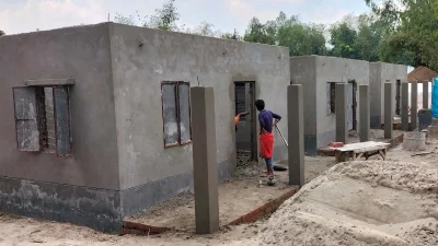 ঘর নির্মাণে ব্যবহৃত হচ্ছে নিম্নমানের সামগ্রী। ছবি: ইত্তেফাক