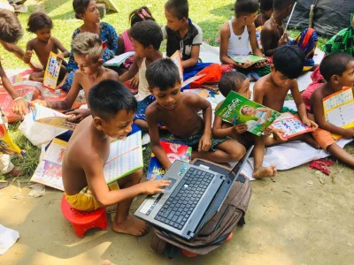 পাঠশালায় পড়াশোনা করছে বাচ্চারা [ছবি: সংগৃহীত]