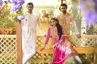 টুয়েলভ রঙের ক্ষেত্রে ফাল্গুনের জন্য বাসন্তী হলুদ বা সবুজ রঙকে প্রাধান্য দিয়েছে 